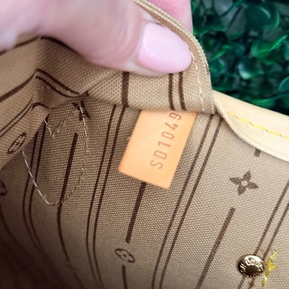 Louis Vuitton Monogram Neverfull MM Tote Bag with Brand New Leather and COA